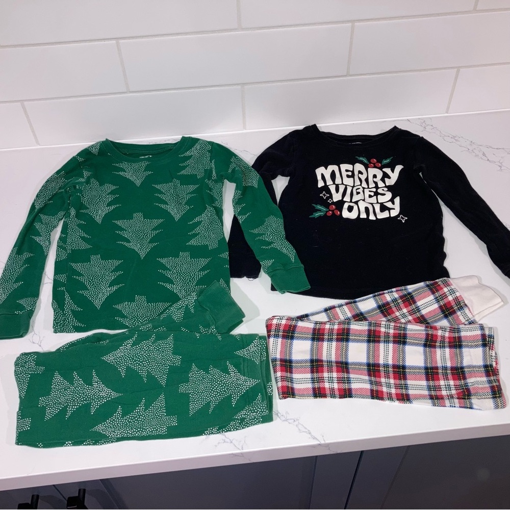 ($4 ADD ON) Kids Christmas Holiday Pajamas Set Carter’s/Old Navy - size 7 & 6